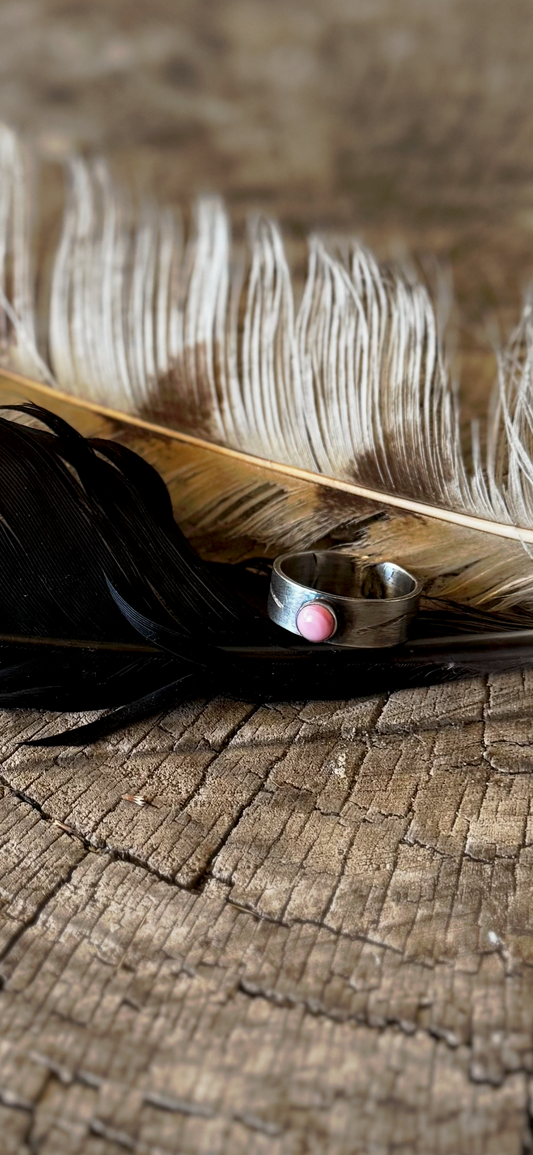 Band Ring - Pink Conch - Sterling Silver - Native Handmade - Gary Sandoval (artist) - Size 7.5